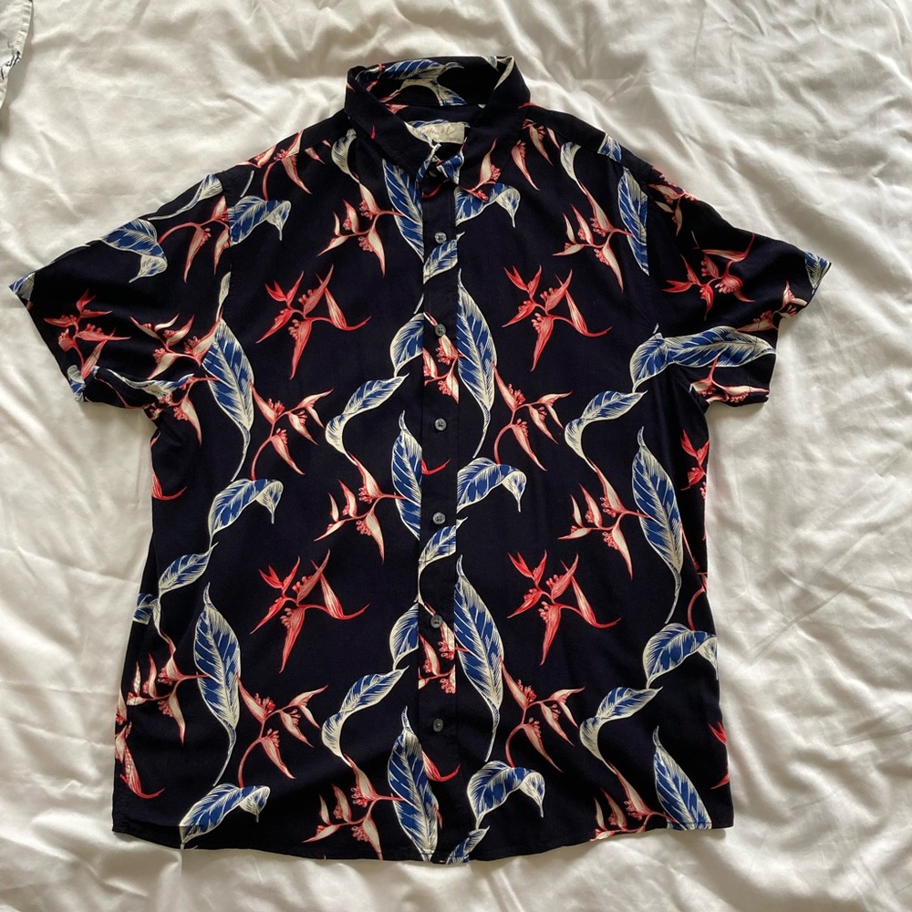 Flowy floral casual button down shirt - Size L